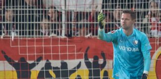 Bochums Keeper Patrick Drewes hält das Feuerzeug hoch, das ihn getroffen hat.
