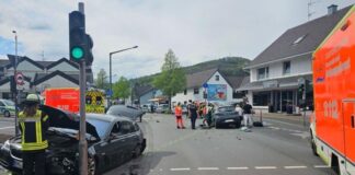 Die Kreuzung mit Trümmerteilen und schwerbeschädigten Autos. 