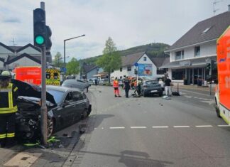 Die Kreuzung mit Trümmerteilen und schwerbeschädigten Autos. 