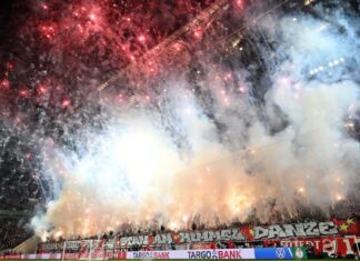 Der 1. FC Köln muss tief in die Tasche greifen, weil Fans massiv Pyrotechnik zündeten.