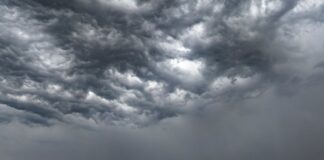 Dichte Gewitterwolken könnten ausgerechnet am Ostersonntag nach Nordrhein-Westfalen ziehen. (Archivbild)