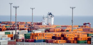 Der JadeWeserPort in Wilhelmshaven - Niedersachsen hat derzeit beim Wirtschaftswachstum die Nase vorn. (Archivbild) 