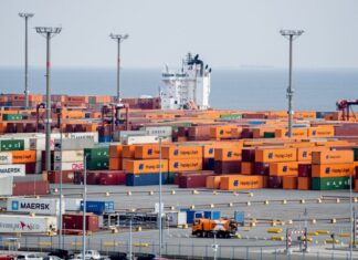 Der JadeWeserPort in Wilhelmshaven - Niedersachsen hat derzeit beim Wirtschaftswachstum die Nase vorn. (Archivbild) 