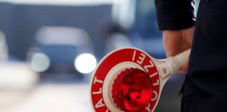 Für einen jungen Fahranfänger im Kreis Soest hieß es nach einer zu schnellen Fahrt: Halt. (Symbolbild)