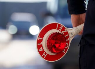 Für einen jungen Fahranfänger im Kreis Soest hieß es nach einer zu schnellen Fahrt: Halt. (Symbolbild)