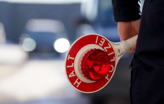 Polizei mit Anhaltekelle Für einen jungen Fahranfänger im Kreis Soest hieß es nach einer zu schnellen Fahrt: Halt. (Symbolbild)