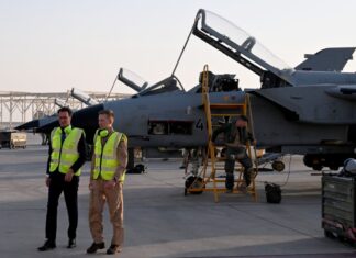 Auf seiner Wirtschaftsreise in den arabischen Raum hat Ministerpräsident Wüst einen Abstecher zu einer deutschen Luftwaffen-Einheit gemacht.