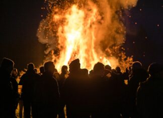 Das Osterfeuer sollte bei der örtlichen Ordnungsbehörde angezeigt werden, so die Feuerwehr.