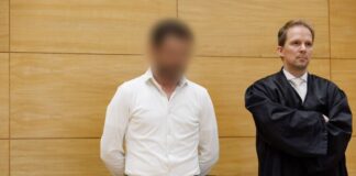 Der Angeklagte (links) steht neben seinem Verteidiger Tobias Diedrich. Der Anwalt hat Revision gegen das Urteil eingelegt. (Archivbild)
