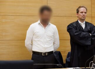 Der Angeklagte (links) steht neben seinem Verteidiger Tobias Diedrich. Der Anwalt hat Revision gegen das Urteil eingelegt. (Archivbild)