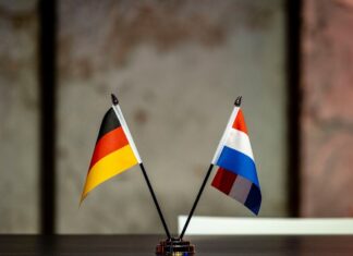 Kampf durch den Steuer-Dschungel zweier Länder braucht kein Mensch - Deutschland und die Niederlande wollen Entlastungen für Grenzpendler schaffen. (Symbolbild)