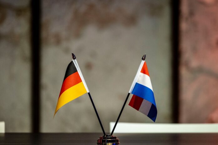 Kampf durch den Steuer-Dschungel zweier Länder braucht kein Mensch - Deutschland und die Niederlande wollen Entlastungen für Grenzpendler schaffen. (Symbolbild)