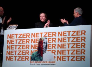 Emotionale Momente: Günter Netzer (M) ist bei der Ausstellungseröffnung ergriffen.