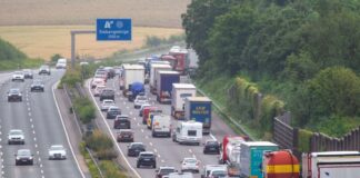 Unter anderem werden neun Brücken instand gesetzt oder neu gebaut sowie lärmmindernder Asphalt und Lärmschutzwände installiert. (Archivbild)