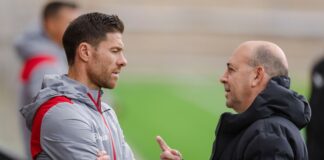 Fernando Carro, Vorsitzender der Geschäftsführung, fordert von Leverkusens Trainer Xabi Alonso (l) eine Entscheidung. 