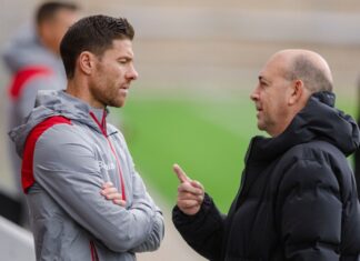 Fernando Carro, Vorsitzender der Geschäftsführung, fordert von Leverkusens Trainer Xabi Alonso (l) eine Entscheidung. 
