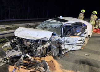 Der in den Unfall verwickelte Wagen kam im Bereich der Mittelplanke zum Stehen. Foto: FW Ratingen