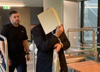 Der Angeklagte im Prozess ohne Leiche wird zum Gerichtssaal geführt. Das Landgericht hatte ihn wegen Mordes verurteilt. Das Urteil ist nach der verworfenen Revision rechtskräftig. (Archivbild)