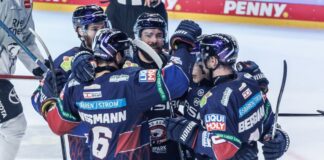 Die Eisbären Berlin jubeln nach dem Tor zum 2:1 im ersten DEL-Finale gegen die Kölner Haie.