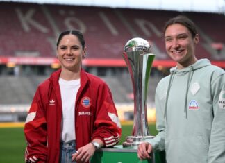 Am 1. Mai spielen sie in Köln gegeneinander um diesen Pokal: die Münchnerin Sarah Zadrazil und die Bremerin Sophie Weidauer bei einem Medientermin.