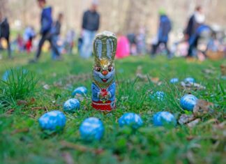 Ostereiersuche Erwachsene entdecken nach Beobachtung von Forschern von Kindern gefeierte Feste wie Ostern auch für sich.
