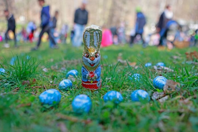 Ostersonntag - Ostereiersuche Erwachsene entdecken nach Beobachtung von Forschern von Kindern gefeierte Feste wie Ostern auch für sich.