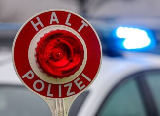 Auf die Aufforderung der Polizisten anzuhalten, reagierte der Bochumer nicht und versuchte zu fliehen. (Symbolbild)