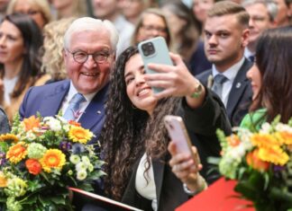 Bundespräsident Steinmeier feiert mit Menschen aus anderen Ländern ihre Einbürgerung.