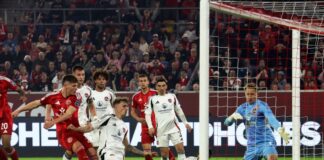 Danny Schmidt schiebt den Ball zum 2:3-Anschlusstreffer ein.