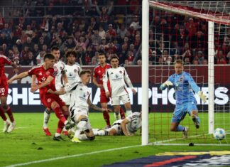 Danny Schmidt schiebt den Ball zum 2:3-Anschlusstreffer ein.