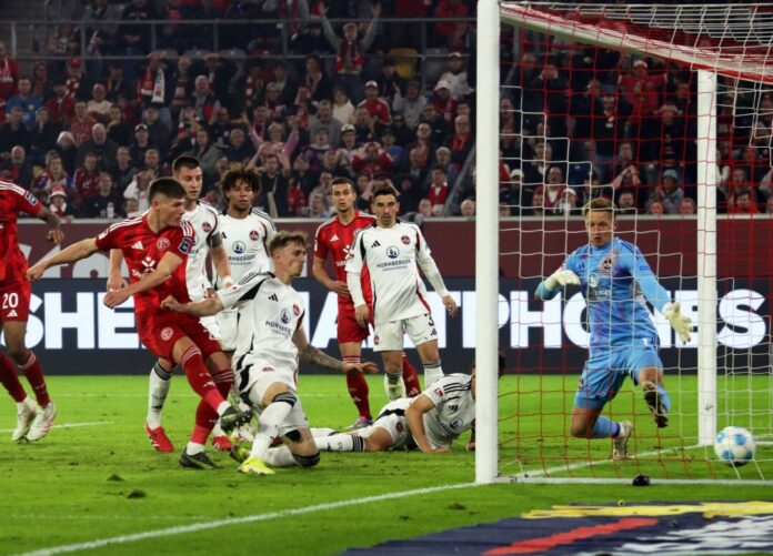 Danny Schmidt schiebt den Ball zum 2:3-Anschlusstreffer ein.