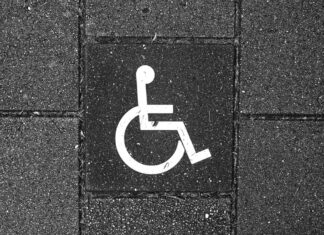 Ein Rollstuhl-Symbol ist auf einem Pflasterstein zu sehen. Foto: pixabay