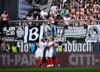 Kiels Spieler jubeln nach dem Treffer zum 1:0.