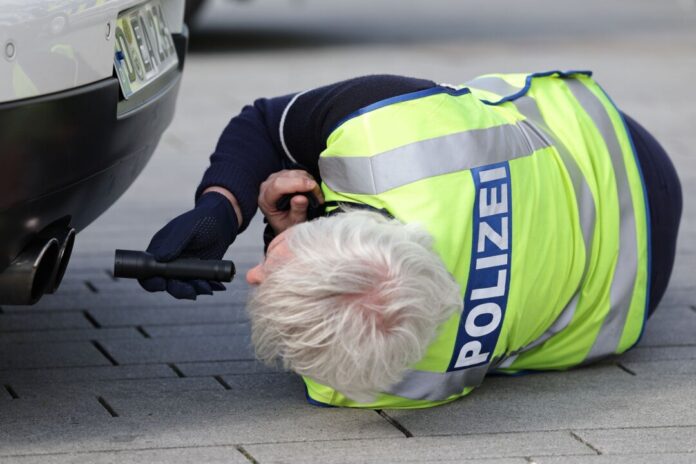 Polizeikontrollen bei Tuner-Treffen Innenminister Herbert Reul (CDU) kündigt für Karfreitag viele Verkehrskontrollen an. (Symbolbild)