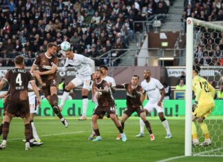 Erzielte mit seinem 18. Saisontor die Führung: Leverkusens Patrik Schick (3.v.l.). 