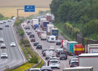 Unter anderem werden neun Brücken instand gesetzt oder neu gebaut sowie lärmmindernder Asphalt und Lärmschutzwände installiert. (Archivbild)