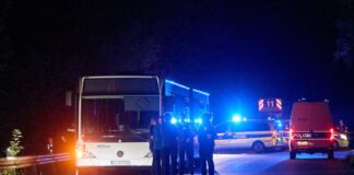 Nach der lebensgefährlichen Messerattacke in einem Stadtfest-Shuttle wird im Prozess am Mittwoch (30. April 2025) das Urteil erwartet. (Archivbild) 