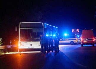 Nach der lebensgefährlichen Messerattacke in einem Stadtfest-Shuttle wird im Prozess am Mittwoch (30. April 2025) das Urteil erwartet. (Archivbild) 
