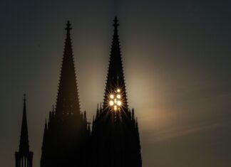 Der Kölner Polizei bot sich eine Szenerie fast wie in einem Bond-Film: Mit einem Hubschrauber beobachteten sie nachts Kletterer am Nordturm des Doms. (Archivbild)