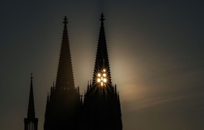 Der Kölner Polizei bot sich eine Szenerie fast wie in einem Bond-Film: Mit einem Hubschrauber beobachteten sie nachts Kletterer am Nordturm des Doms. (Archivbild)