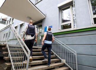 Nach Schreiben mit rechtsradikalen Äußerungen hat die Polizei vier Verdächtige ermittelt. (Archivbild)