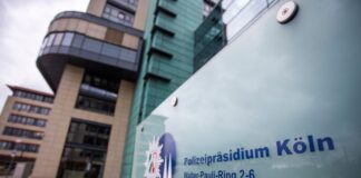 Im Polizeipräsidium Köln hat sich am Dienstag ein Tatverdächtiger mit seinem Anwalt gestellt. Der 22-Jährige soll auf zwei Männer eingestochen haben. 
