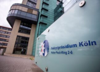 Im Polizeipräsidium Köln hat sich am Dienstag ein Tatverdächtiger mit seinem Anwalt gestellt. Der 22-Jährige soll auf zwei Männer eingestochen haben. 