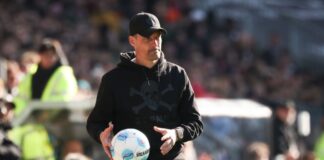 Trainer Alexander Blessin und der FC St. Pauli erwarten Bayer Leverkusen.