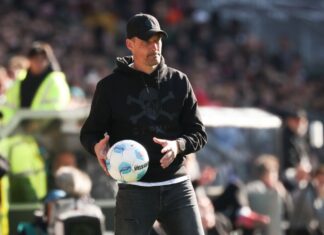 Trainer Alexander Blessin und der FC St. Pauli erwarten Bayer Leverkusen.