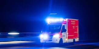 Rettungswagen brachten die Verletzten laut einem Polizeisprecher ins Krankenhaus. (Symbolbild)