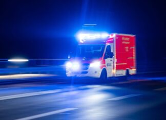 Rettungswagen brachten die Verletzten laut einem Polizeisprecher ins Krankenhaus. (Symbolbild)