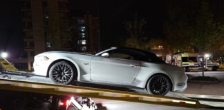 Diesen Sportwagen mit einer illegal getunten Abgasanlage hat die Polizei gleich sichergestellt.