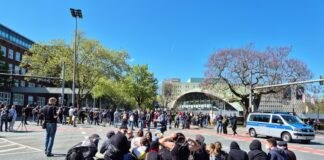 Teilnehmer einer Gegendemo kamen zu einer Sitzblockade zusammen.