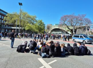 Teilnehmer einer Gegendemo kamen zu einer Sitzblockade zusammen.